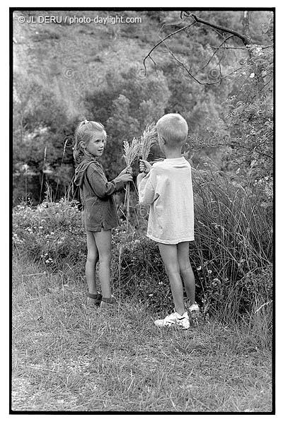 enfants dans la prairie - children in the meadow
